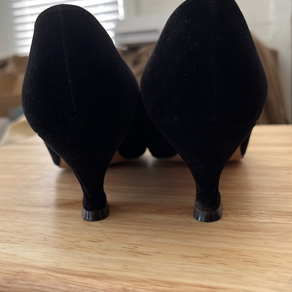 Nice! Sexy black suede low heels…excellent Condition! - Picture 2 of 6
